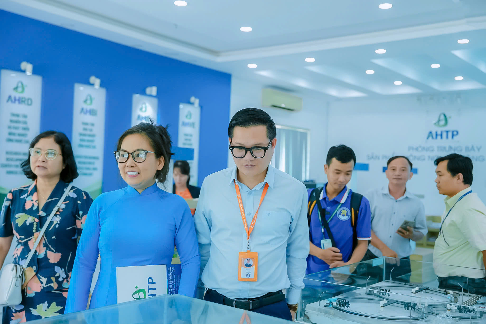 Tham quan mô hình và thiết bị tại AHTP