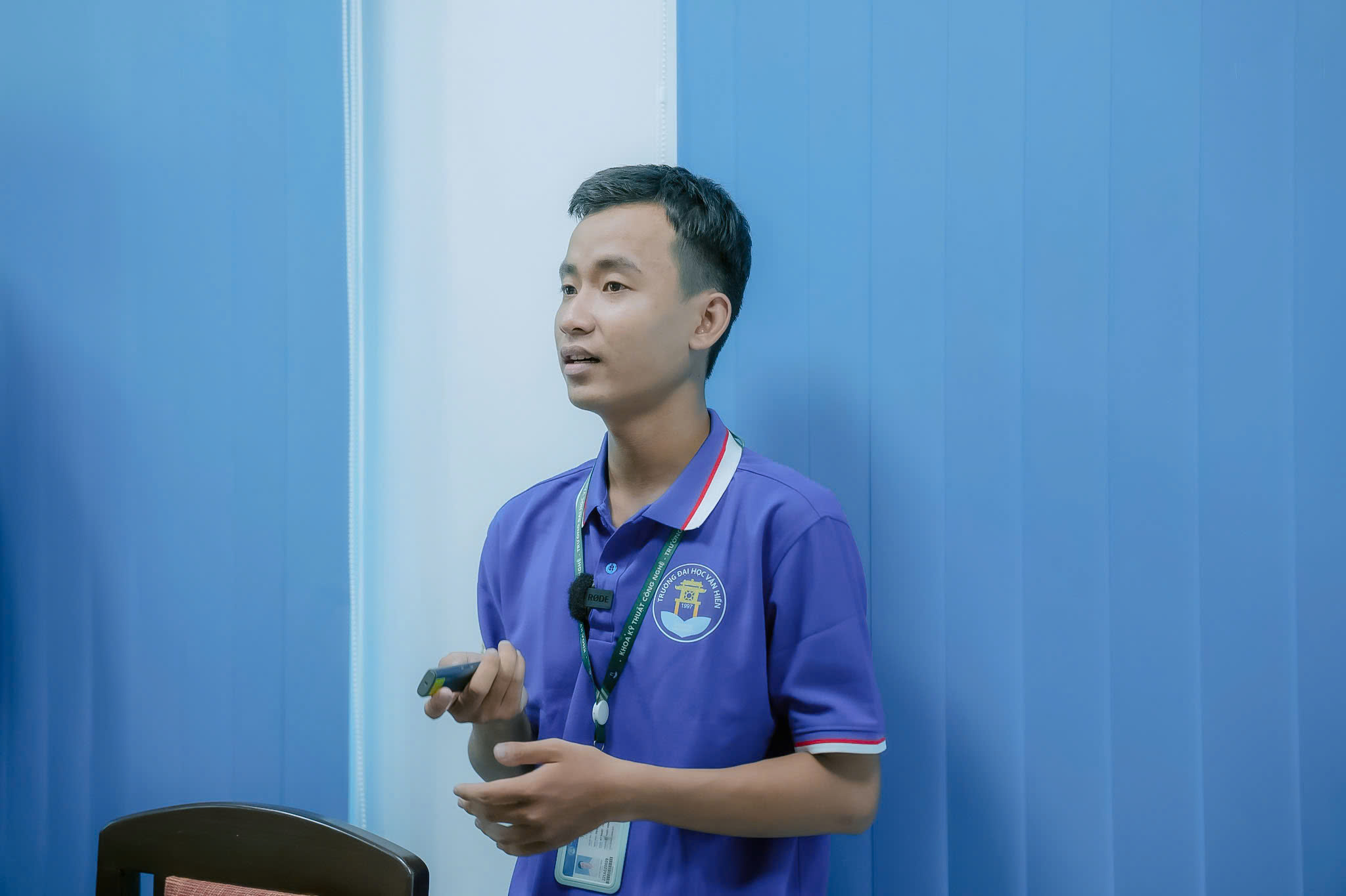 Sinh viên thuyết trình dự án tại AHTP